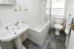 House | Bathroom | Shower, towels - 2BR Home/garden/patio/city Access/6 Guests (Bradford)