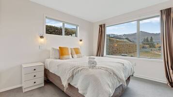 3 bedrooms, travel crib, WiFi, bed sheets