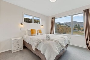 3 bedrooms, travel cot, WiFi, bed sheets