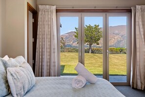 4 slaapkamers, een strijkplank/strijkijzer, reisbedje, gratis wifi