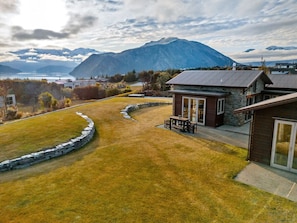 Outdoor dining - Ridgecrest Retreat Wanaka (Wānaka)