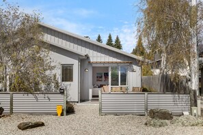 Exterior - Amazing Location! Central 2 bedroom Unit (Wānaka)