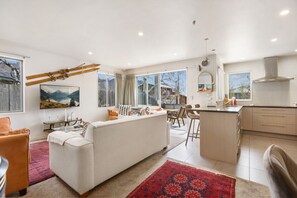 TV, fireplace - Amazing Location! Central 2 bedroom Unit (Wānaka)