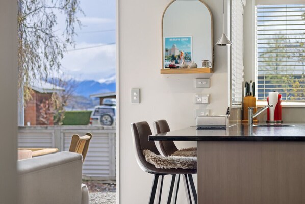 Interior - Amazing Location! Central 2 bedroom Unit (Wānaka)