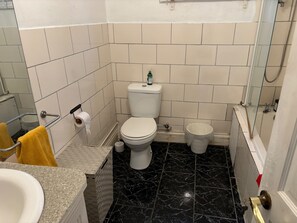 Bañera con ducha, bañera profunda, secador de pelo, toallas