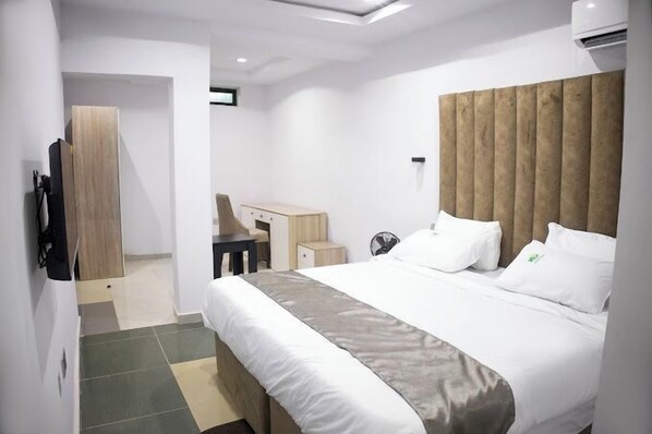 Comfort Room, Balcony, City View | Desk, laptop workspace, free WiFi - Wendy's Suites  (Abeokuta)