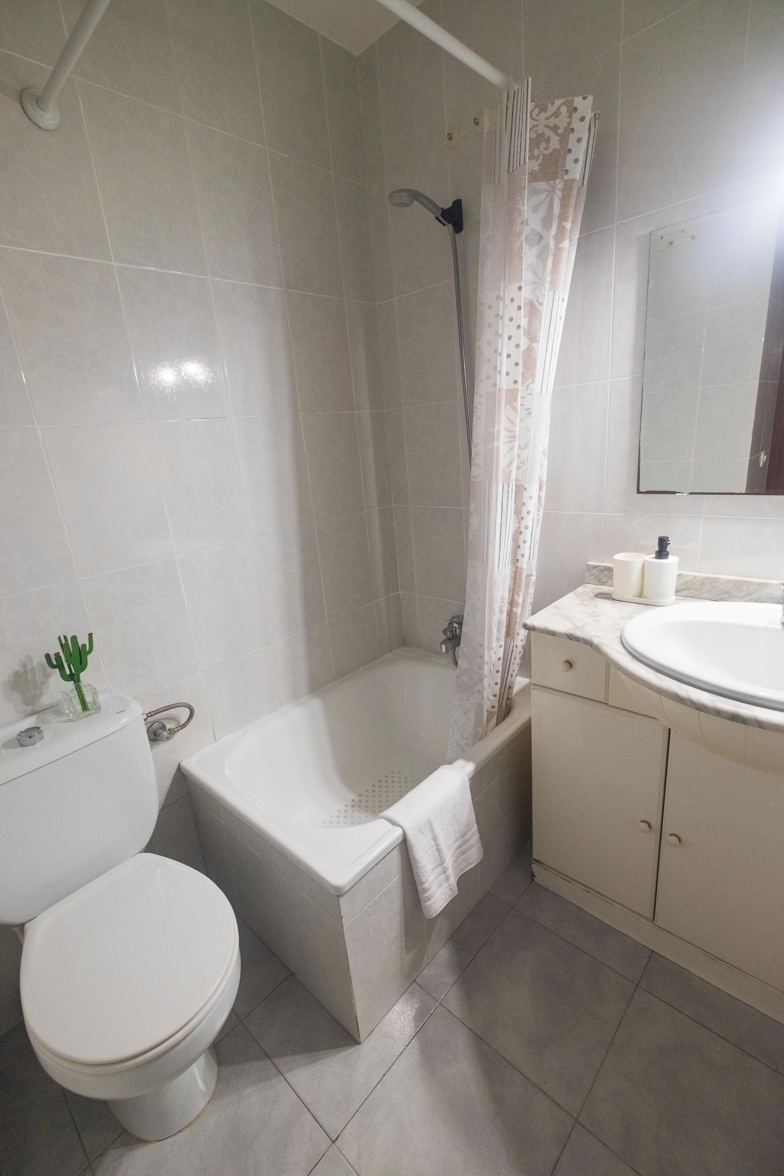 Een haardroger, handdoeken, toiletpapier