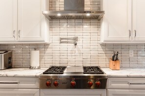 Kylskåp, mikrovågsugn, ugn och spishäll