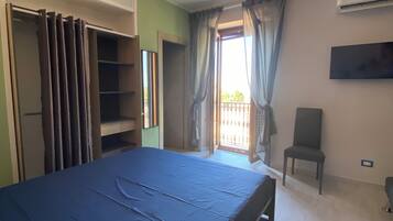 Chambre Triple Classique, vue partielle sur la mer | Wi-Fi gratuit