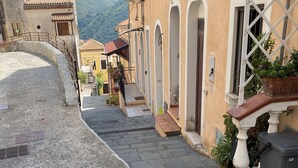 Unclassified image, 4 of 17, button - La terrazza nel borgo  (Tortora)