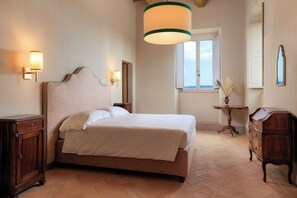 9 Schlafzimmer, Schreibtisch, Bügeleisen/Bügelbrett, Reisekinderbett
