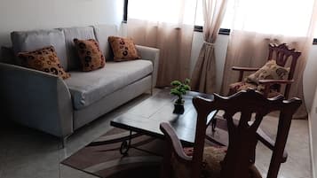 Apartamento, vista para o pátio | Área de estar | TV de tela plana