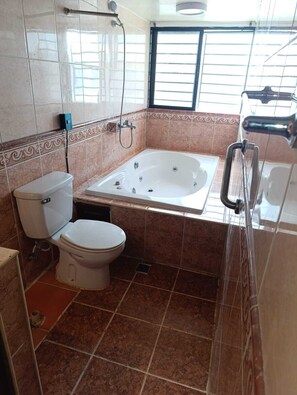 Apartamento, vistas al patio | Baño | Toallas