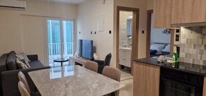 Apartment, 1 Bedroom, Balcony, City View | Dining