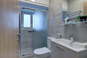 Apartment, 1 Bedroom, Balcony, City View | Bathroom