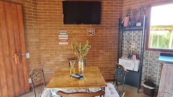 Chalé, 1 quarto, varanda, vista para o jardim | Parte interna
