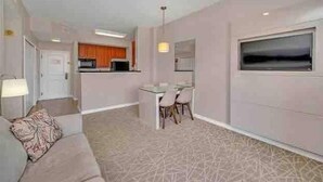 Apartment, 1 Bedroom, Balcony, Pool View | Dining