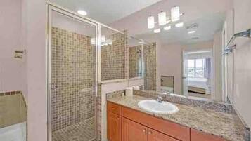 Apartment, 1 Bedroom, Balcony, Pool View | Bathroom