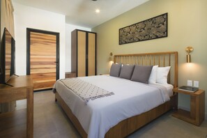 Une chambre à coucher avec un lit en bois, des tables de chevet, un bureau et une porte.