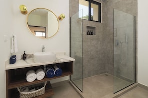 อพาร์ทเมนท์, 1 ห้องนอน, ระเบียง, วิวสวน | ห้องน้ำ
