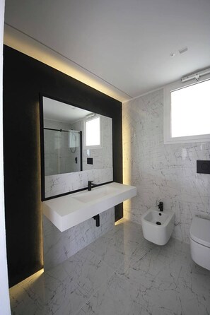 Căn hộ, 4 phòng ngủ, hồ bơi riêng, quang cảnh vườn | Phòng tắm