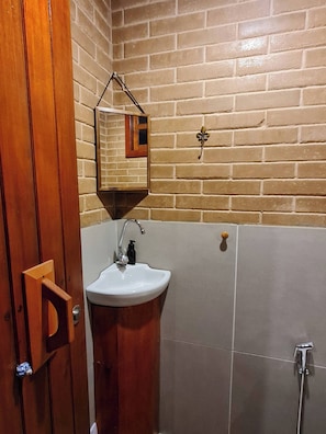Chalet, 1 Bedroom, Garden View | Bathroom - Hospedagem Casa Do Chapéu Caparaó - Cabana Lua (Divino de Sao Lourenco)