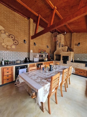 Chalet, 1 Bedroom, Garden View | Dining - Hospedagem Casa Do Chapéu Caparaó - Cabana Lua (Divino de Sao Lourenco)