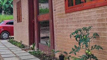 Chalé, 1 quarto, vista para o jardim | Fachada