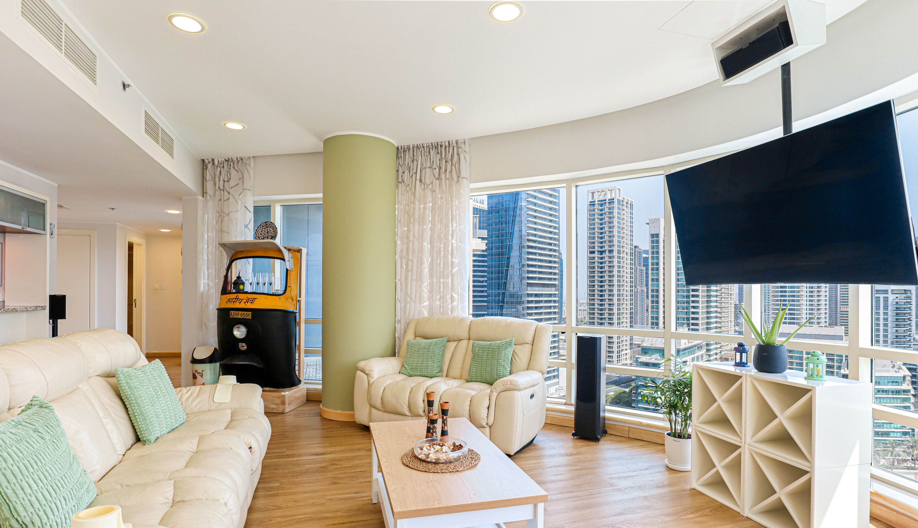 Departamento Deluxe, balcón, vista a la ciudad | Área de sala de estar