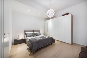 1 habitación, tabla de planchar con plancha y cuna de viaje