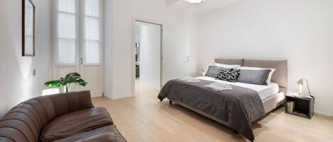 1 habitación, tabla de planchar con plancha y cuna de viaje