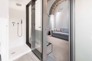 Ducha, secador de pelo, bidet, toallas