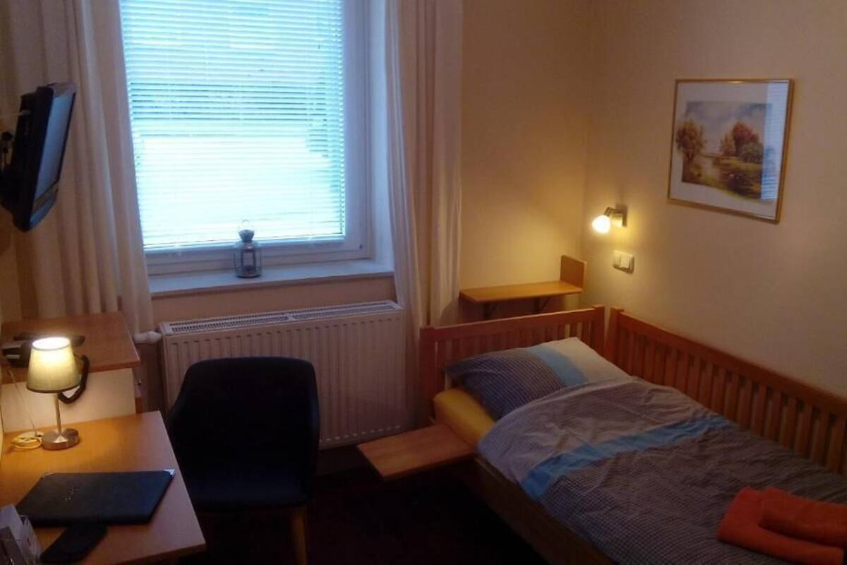 Enkeltrom – classic | Safe på rommet, skrivebord, lydisolert og strykejern/-brett