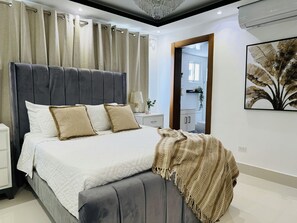 3 slaapkamers, een strijkplank/strijkijzer, gratis wifi, beddengoed