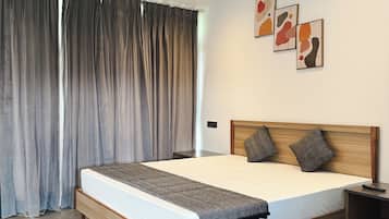 Premium bedding, iron/ironing board, free WiFi, bed sheets