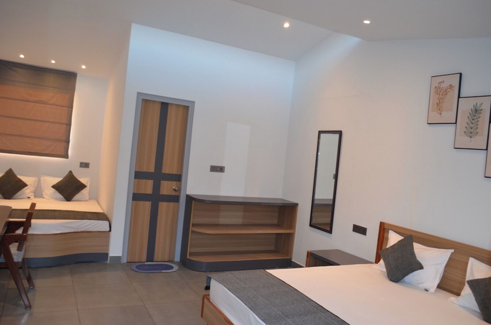Une chambre d’hôtel moderne équipée d’un lit, d’un bureau et d’un coin salon.