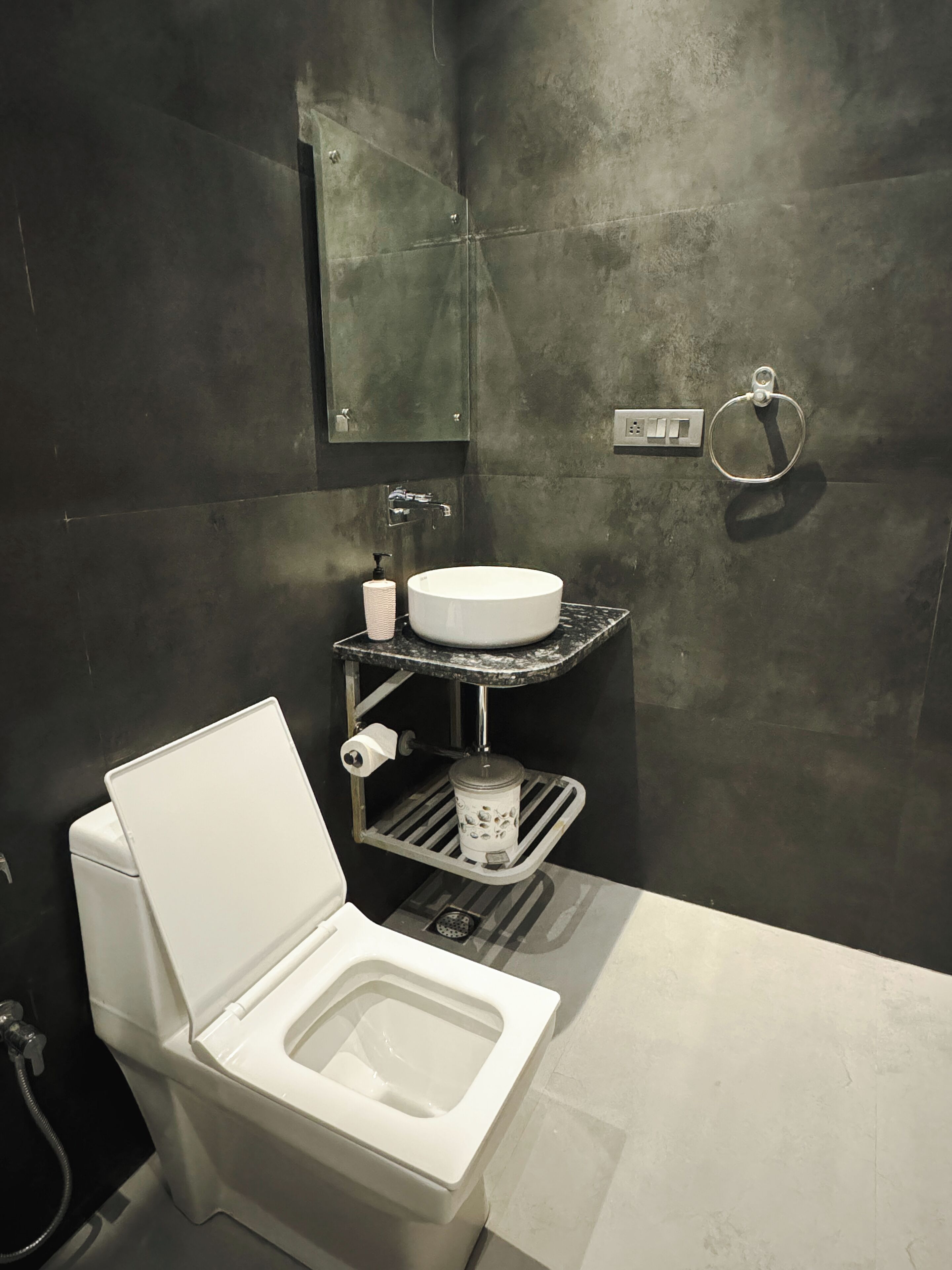 Un baño moderno con inodoro, lavamanos y ducha.