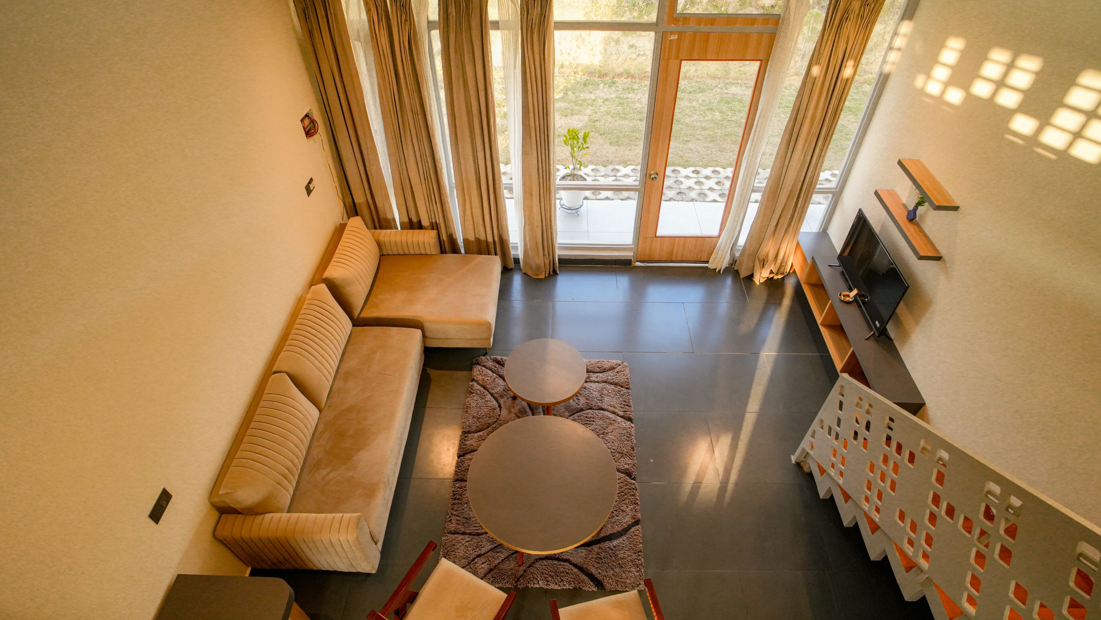 Una sala de estar moderna con un sofá, una mesa de centro y un televisor.