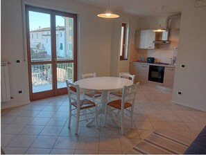 ثلاجة/مجمد بحجم كبير، ميكروويف، فرن، موقد طهي مسطح