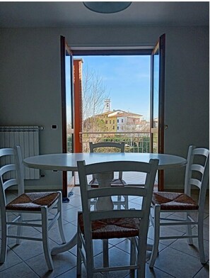 تلفزيون ذكي بحجم 32-بوصة يعرض قنوات تلفزيونية رقمية