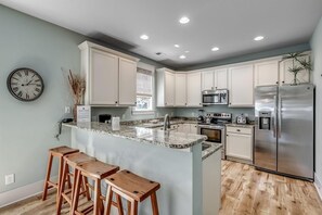 冷蔵庫、電子レンジ、オーブン、コンロ