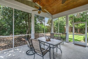 屋外ダイニングエリア