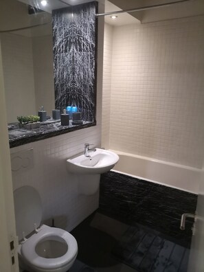 Apartment | Bathroom | Shower, towels, toilet paper - 1 Bed Flat - Sleeps 2 - Parking - Wifi (Bradford)