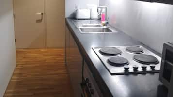 Departamento | Cocina privada | Refrigerador, microondas, horno y parrilla de estufa