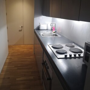 Apartamento | Cocina privada | Frigorífico, microondas, horno y placa de cocina