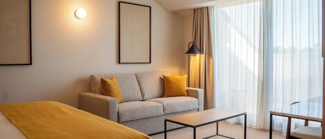 Standard-kattohuoneisto, parveke, näköala puutarhaan | 1 makuuhuone, egyptinpuuvillaiset lakanat, ylelliset vuodevaatteet