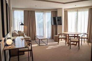 Deluxe Suite, Terrace, Garden View | Living area | 60-inch LCD TV with digital channels - Calderona Wellness (Betera)