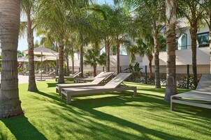 Piscina externa sazonal, funciona das 10h às 20h30, guarda-sóis