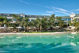 Piscina externa sazonal, funciona das 10h às 20h30, guarda-sóis