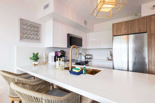 Fridge, microwave, oven, stovetop - Island Time at Ocean Pointe  Luxe 2 King Spa BR/BA, 2 Balcony (Tavernier)